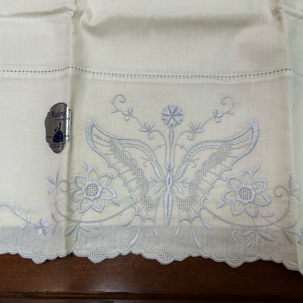 Vntg NWT Madero Embroidered Gray Butterfly onCream w/scalloped edge. Sticker tag